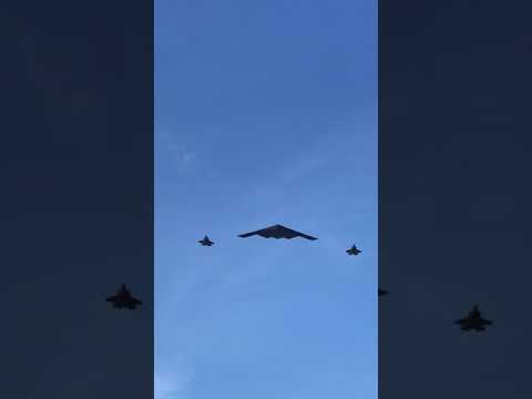 Stealth Bomber with F-35 Raptor escort Rose Parade Pasadena Ca. 2018 HD